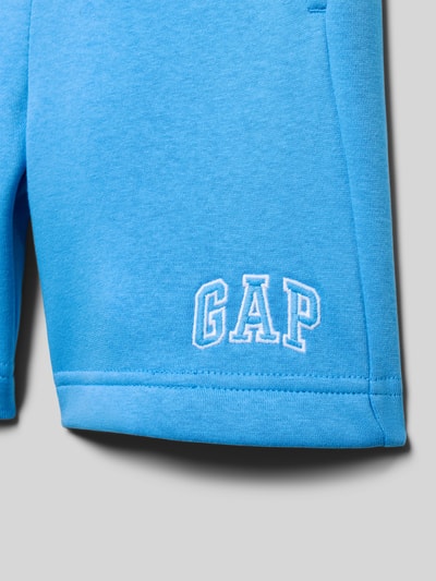 Produktfoto, Sweatshorts mit Logo und elastischem Bund von GAP aus Baumwoll-Mix in Hellblau, sichtbares GAP Logo, strukturierte Oberfläche.