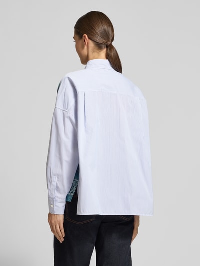 Frauenmodel trägt Langarmbluse mit satinierter Frontpatchwork-Optik von MAX MARA WEEKEND, mehrfarbige Blusenstruktur, Ganzkörperansicht Rückansicht.