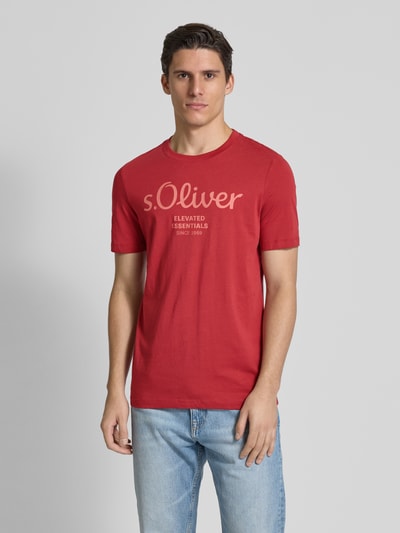 s.Oliver RED LABEL Regular Fit T-Shirt aus reiner Baumwolle mit großem Label Print Rot 4