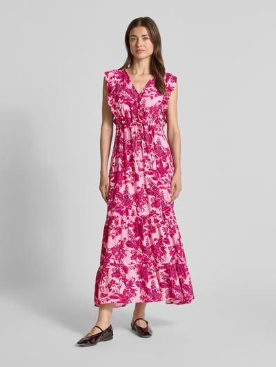 Frauenmodel trägt Midikleid aus Viskose mit Rüschen Modell 'Samo' von LOLLYS LAUNDRY in Pink mit Allover-Muster, A-Linie, Ganzkörperansicht von vorne