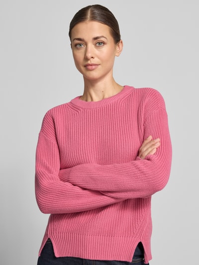 Frauenmodel trägt Slim Fit Pullover aus reiner Baumwolle von Jake*s Casual in kräftigem Pink mit grober Strickstruktur, Nahaufnahme Oberkörper.