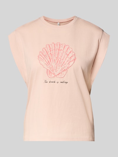 Frauenmodel trägt Damen T-Shirt von Only, Modell 'SHELINA', Optik: Unifarben, Regular-Fit, Stickerei und Zierperlen, Rundhals, Kurzarm, reine Baumwolle, Ganzkörperansicht von vorne.