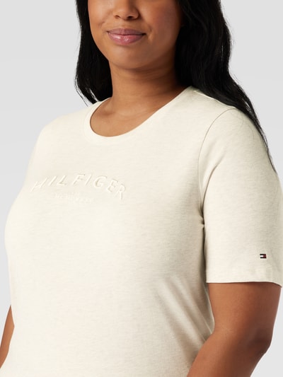 Tommy Hilfiger Curve PLUS SIZE T-Shirt mit Label-Stitching Offwhite 3