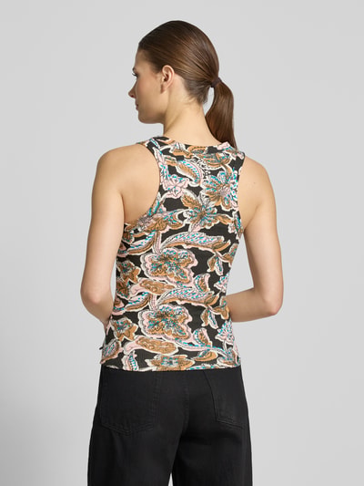 Frauenmodel trägt Top aus Baumwoll-Mix von Scotch & Soda mit Paisley-Muster, Ripp-Optik, eng anliegend, Rückenansicht, Ganzkörperansicht Rückansicht.