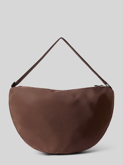 Produktfoto, Bauchtasche mit Logo-Detail von AY STUDIOS in Braun mit Reißverschluss, verstellbarem Schulterriemen und Innenfach, neutraler Hintergrund.