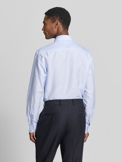 Männermodel trägt Regular Fit Business-Hemd mit Kentkragen von ETERNA, Baumwoll-Mix mit Leinen-Anteil, Ganzkörperansicht Rückansicht.