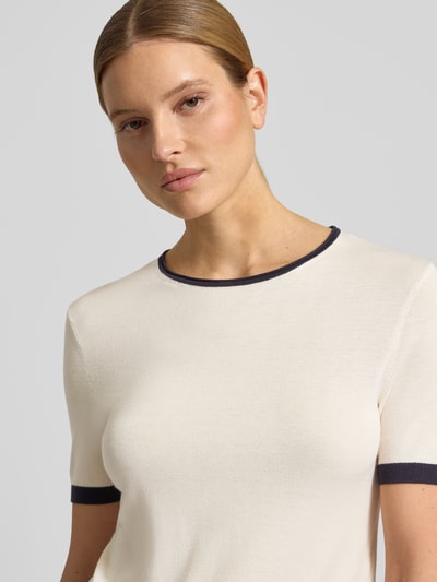 Frauenmodel trägt Strickshirt mit Rundhalsausschnitt von Comma, Viskose-Mix, Slim-Fit, Kontraststreifen, cremefarben, Nahaufnahme Oberkörper