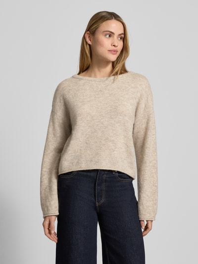 Frauenmodel trägt Strickpullover aus Woll-Mix Modell 'Kellsey' von MSCH Copenhagen in Beige mit Rundhalsausschnitt, Ganzkörperansicht von vorne.