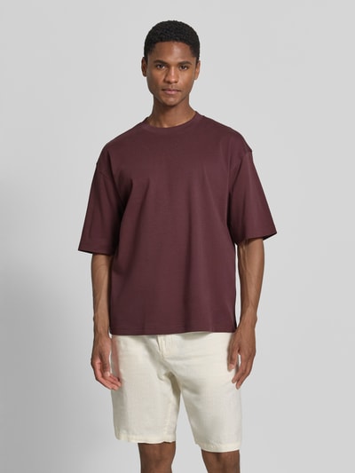 Männermodel trägt Relaxed Fit T-Shirt mit Rundhalsausschnitt von JAKE*S STUDIO MEN, Herren T-Shirt aus Reine Baumwolle, Kurzärmelig, Rückansicht Ganzkörperansicht von vorne. Rückenlänge 67 cm bei Größe M.