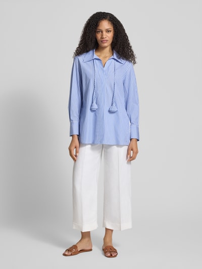 Männermodel trägt Slim Fit Bluse mit Bindegürtel Modell 'STABARIN' von Marella, bawełna, krój slim fit, kołnierzyk koszulowy, pasek, niebiesko-białe paski, Szerokość w rozmiarze 36: 73 cm, długość rękawa: 58 cm, Ganzkörperansicht von vorne