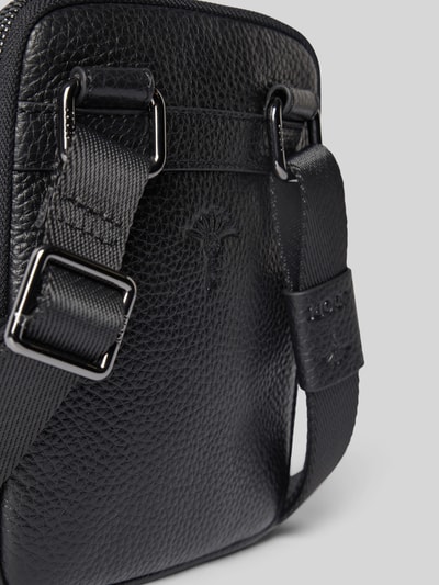 Produktfoto, Umhängetasche mit Label-Applikation Modell 'Cardona Rafael' von JOOP! COLLECTION, schwarze Lederstruktur, Hauptfach mit Reißverschluss, Schulterriemen, Breite 15 cm, Länge 20 cm, Tiefe 2 cm, Länge Schulterriemen 90 cm.