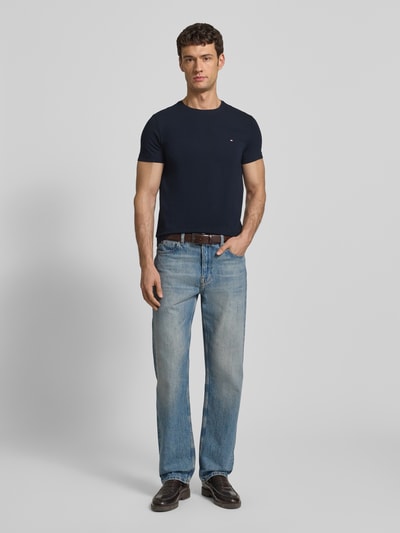 Männermodel trägt Slim Fit T-Shirt mit Rundhalsausschnitt von Tommy Hilfiger, Baumwoll-Elasthan-Mix, Logo-Stickerei, Herren T-Shirt, Ganzkörperansicht von vorne.
