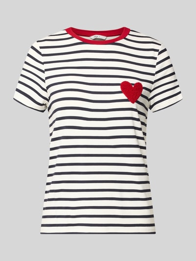 Produktfoto, Regular Fit T-Shirt aus Viskose-Mix Modell 'HEART LIFE' von Only, weiß mit schwarzen Streifen, rotem Rundhals, Frottee-Herz-Applikation, Allover-Muster, Kontrastdetail, kurzarm