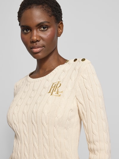 Frauenmodel trägt Strickpullover mit Label-Stitching und Knopfleiste von Lauren Ralph Lauren, Reine Baumwolle, Slim-Fit, Nahaufnahme Oberkörper.