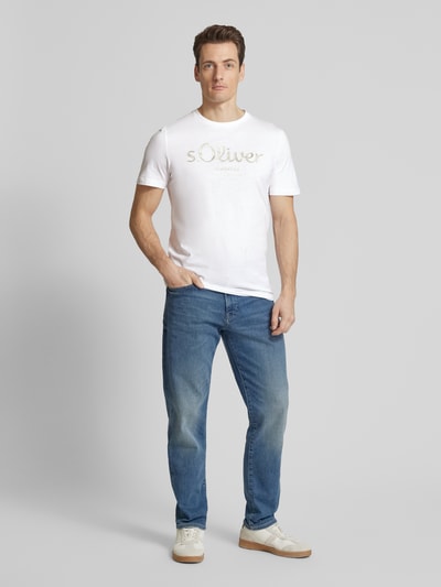 s.Oliver RED LABEL Regular Fit T-Shirt aus reiner Baumwolle mit Statement-Label-Print Weiss 1