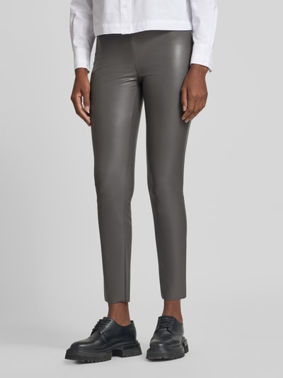 Frauenmodel trägt Skinny Fit Kunstlederhose mit elastischem Bund Modell 'RESA' von Raffaello Rossi in Grau, glatte Oberfläche, Nahaufnahme Oberkörper, Damen Leder- / Kunstlederhose von Raffaello Rossi.