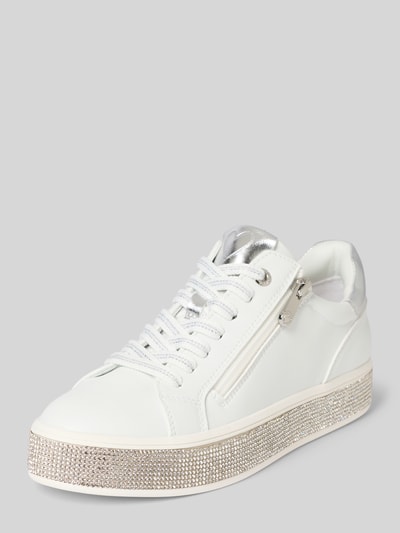Produktfoto, Sneaker mit Reißverschluss von Marco Tozzi, weiß mit silbernen Details, Strasssteinbesatz, abgerundete Form, 3 cm Absatz, 7 cm Schafthöhe, 10 cm Schaftweite, seitlicher Reißverschluss, Schnürverschluss, glatte Textur