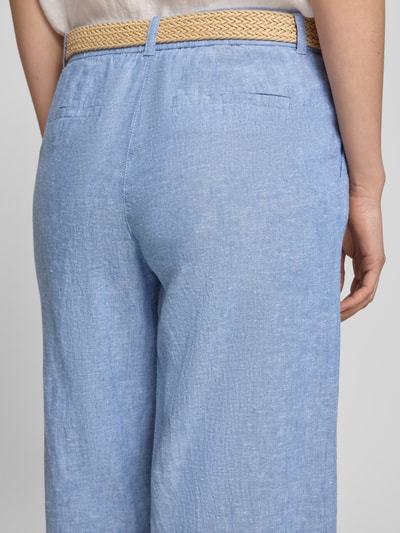 Frauenmodel trägt Culotte aus Leinen-Mix mit Gürtel von Christian Berg Woman in Hellblau mit Gesäßleistentaschen, Nahaufnahme Rückansicht. Leinen-Baumwoll-Anteil sorgt für leichte Textur; Bundweite 39 cm, Innenbeinlänge 60 cm bei Größe 36.