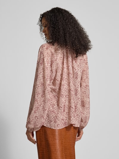 Frauenmodel trägt Regular Fit Bluse mit Rüschen und Schnürung von Jake*s Collection, Allover-Look, Stehkragen, Rückansicht Ganzkörperansicht.
