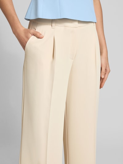 Frauenmodel trägt Stoffhose mit Bügelfalte von V by Vera Mont in Beige, Material-Mix mit Stretch-Anteil, Nahaufnahme Oberkörper.