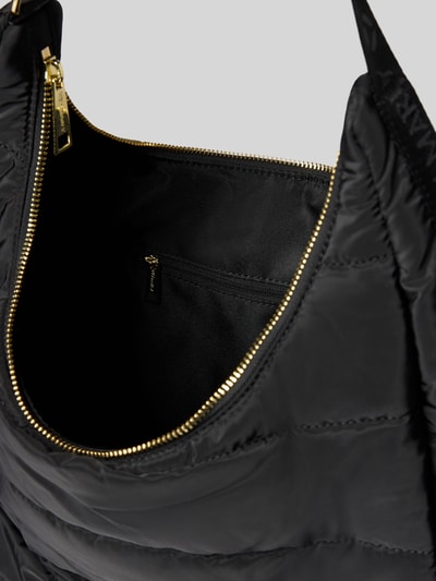 Produktfoto, schwarze Handtasche in Stepp-Optik Modell 'Alltime Buddy' von Hey Marly, goldener Reißverschluss, glatte Textur, Hauptfach mit Innentasche, Kontext: Damen Handtasche von Hey Marly, Modell 'Alltime Buddy', Stepp-Optik, Reißverschluss, verstellbarer Schulterriemen, Maße 50x46x16 cm, Schulterriemen 49 cm.