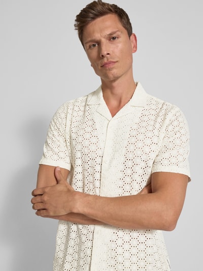 Casual Friday Koszula casualowa o kroju regular fit z haftem angielskim model ‘LOGAN’ Złamany biały 3