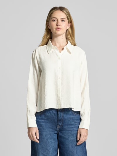 Vrouwenmodel draagt Relaxed Fit Bluse aus Modal-Mix Modell 'Flowy' van OPUS, wit, rechte vorm, knoopsluiting, hemdkraag, voorkant volledig zichtbaar, Ganzkörperansicht von vorne.