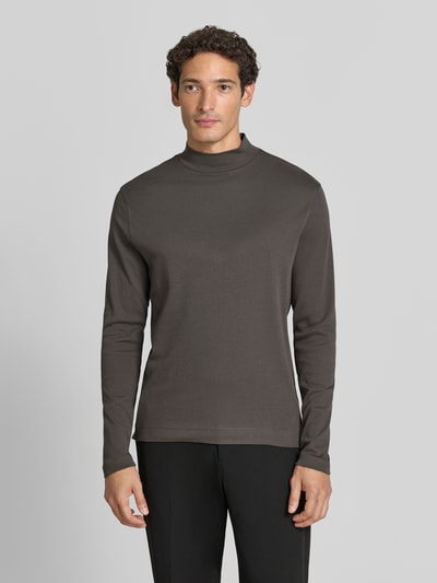 Männermodel trägt Regular Fit Longsleeve aus reiner Baumwolle mit Stehkragen von Christian Berg Men, Grau, schwarze Hose, Ganzkörperansicht von vorne, Rückenlänge bei Größe M 65 cm, elastische Abschlüsse.