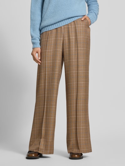 Frauenmodel trägt Stoffhose aus Viskose-Woll-Mix Modell 'Mie Kalif' von MOS MOSH, kariert, Relaxed Fit, Nahaufnahme Oberkörper, Damen Stoffhose mit Eingrifftaschen.