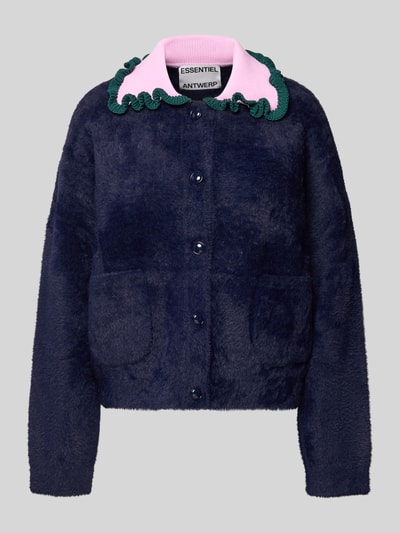 Produktfoto, Regular Fit Strickjacke mit Strickrüschen-Kragen Modell 'JARDENER' von Essentiel Antwerp, Optik: Unifarben, Passform: Regular-Fit, Verschluss: einreihige Knopfleiste, Kragenform: Rüschenkragen, Ärmelform: Langarm, Taschen: aufgesetzte Taschen, Materialverarbeitung: Taschen, flauschige Struktur in Dunkelblau mit farbig abgesetztem Kragen