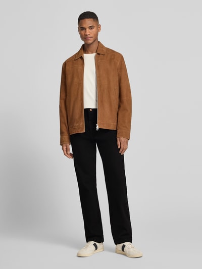 Männermodel trägt Cowboy Cut Jeans im 5-Pocket-Design von Wrangler, schwarze Baumwolle, gerader Schnitt, Ganzkörperansicht von vorne.