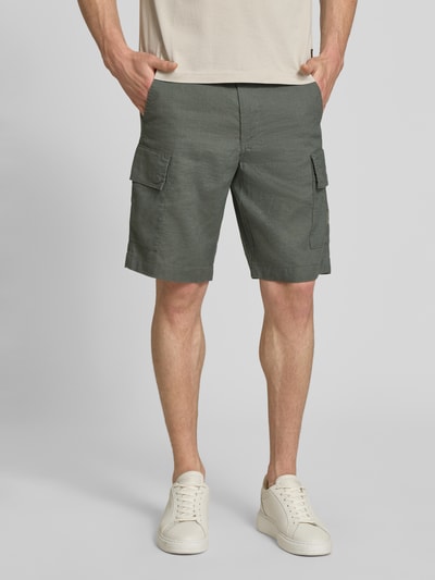 Männermodel trägt Relaxed Fit Cargoshorts aus Leinen-Mix Modell 'SISLA-CARGO-S1' von BOSS Orange, Optik: Unifarben, Popeline, Ganzkörperansicht von vorne.