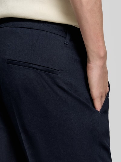 Männermodel trägt Hose mit Bügelfalte und elastischem Bund Modell 'CHASY' von Drykorn aus Leinen-Mix mit Viskose-Anteil, Detailaufnahme