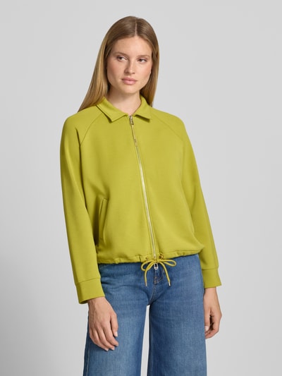 Vrouwenmodel draagt sweatjack met tweewegritssluiting Model 'Taimi' van JOOP!, materiaalmix met modal, relaxed fit, platte kraag, steekzakken, tunnelkoord, geelgroen, effen structuur, voorkant volledig zichtbaar, Ganzkörperansicht von vorne.