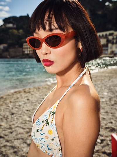 Modelka nosi Bikini-Oberteil mit Allover-Animal-Print von Jake*s Casual, elastyczna mieszanka materiałów, efekt trójkątny, wiązanie na szyi, zwierzęcy nadruk na całej powierzchni, stylizacje casualowe, zbliżenie na górną część ciała
