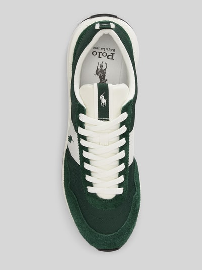 Produktfoto, Low Top Sneaker aus Veloursleder von Polo Ralph Lauren, zielona i biała kolorystyka, zaokrąglony nosek, płaski obcas, logo, sznurowanie, strukturalna podeszwa, detale z kontrastowego materiału, wykonany ze skóry naturalnej oraz siateczki, unikalna faktura zamszu