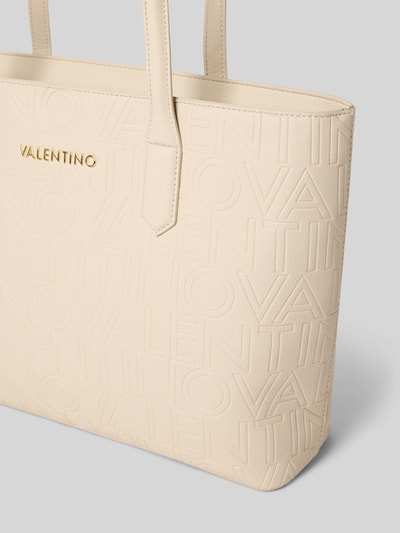 Produktfoto, Handtasche in Leder-Optik Modell 'Pansy' von VALENTINO BAGS, beige Farbe, LEGO®-Detail, Reißverschlussfach, strukturierte Oberfläche, Breite 40 cm, Länge 28 cm, Tiefe 11 cm, Riemenlänge 64 cm.