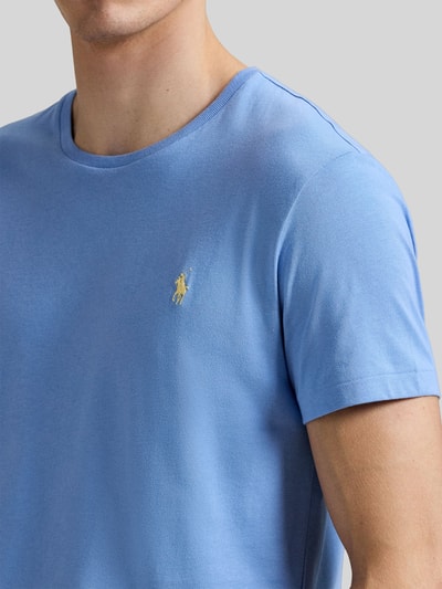 Mężczyzna nosi Regular Fit T-Shirt aus reiner Baumwolle von Polo Ralph Lauren, jednolity kolor, logo, okrągły dekolt, krótki rękaw, jersey, bawełna, zbliżenie na górną część ciała.