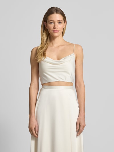 Modelka kobieca nosi Cropped Trägertop mit Wasserfall-Ausschnitt od Jake*s Cocktail, satyna, spaghetti ramiączka, kremowy, widok całej sylwetki z przodu.