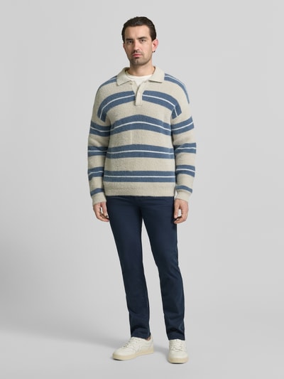 Männermodel trägt Slim Fit Chino aus Baumwoll-Mix Modell 'CHINO_SLIM' von BOSS Orange, feines Strukturmuster, Ganzkörperansicht von vorne.