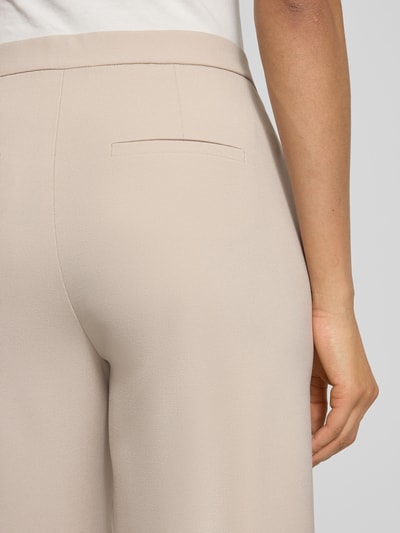 Frauenmodel trägt Wide Fit Schlupfhose mit Viskose-Anteil Modell 'Palina' von Raffaello Rossi, beige, Crêpe-Struktur, Detailaufnahme Rückansicht