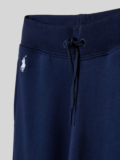 Productfoto, Regular Fit Sweatpants aus Baumwoll-Mix van Polo Ralph Lauren Teens, effen donkerblauw, logo-stitching, elastische taille met trekkoord, zijsplitzakken, sweatstof, katoenmix.