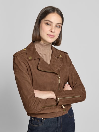 Frauenmodel trägt Lederjacke mit Umlegekragen und Reißverschluss von ARMANI EXCHANGE aus Ziegenleder in Braun, Regular-Fit, Nahaufnahme Oberkörper. Rückenlänge 48 cm, Schulterbreite 42 cm, Brustweite 45 cm, Ärmellänge 58 cm.