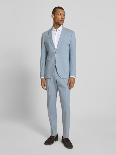 Männermodel trägt Slim Fit Sakko mit Baumwoll, Viskose und Leinen-Anteil von s.Oliver BLACK LABEL in Melange-Optik, Ganzkörperansicht von vorne.