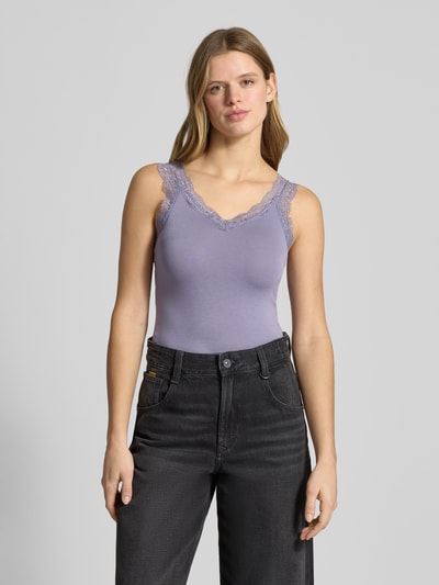 Vrouwenmodel draagt Slim Fit Tank Top uit viscosemix model 'BARBERA LACE' van Pieces in effen lila, V-hals, brede bandjes, jerseytextuur, vooraanzicht van het hele lichaam.