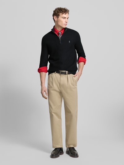 Männermodel trägt Regular Fit Troyer mit Label-Stitching van Polo Ralph Lauren, puur katoen, ribboorden, schipperskraag, ritssluiting, geheel in zwart, ruglengte 70 cm, mouwlengte 68 cm, regular fit, ganzkörperansicht van voren.