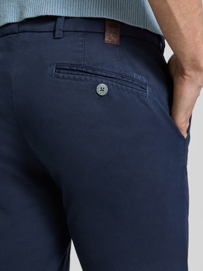 Mężczyznamodel nosi Hose mit Gesäßtaschen Modell 'Lupus' von Mmx, granatowy bawełniano-elastanowy krój slim fit, z kieszeniami z tyłu, Szerokość w rozmiarze 32/32: 42 cm, długość wewnętrzna nogawki: 83 cm, zbliżenie tylnej części.
