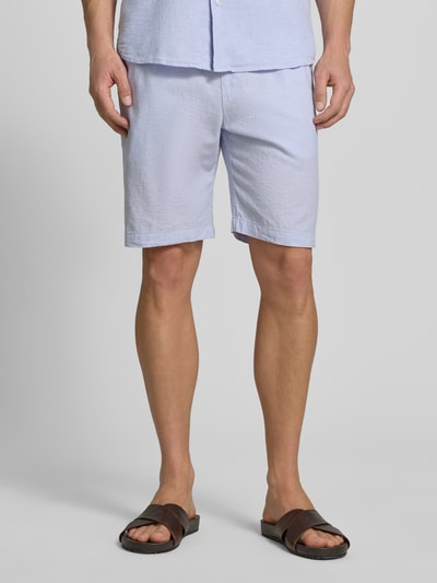 Männermodel trägt Shorts aus Leinen-Baumwoll-Mix mit elastischem Bund von MCNEAL in Hellblau, Regular-Fit, Ganzkörperansicht von vorne, Kontext: Herren Shorts, Tunnelzug, Bundweite bei Größe M: 44 cm, Innenbeinlänge bei Größe M: 23 cm.