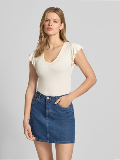 Frauenmodel trägt Slim Fit Top aus Viskose-Mix Modell 'BELLA' von Only, Optik: Unifarben, Kurzarm, V-Ausschnitt, Jersey, Ganzkörperansicht von vorne.