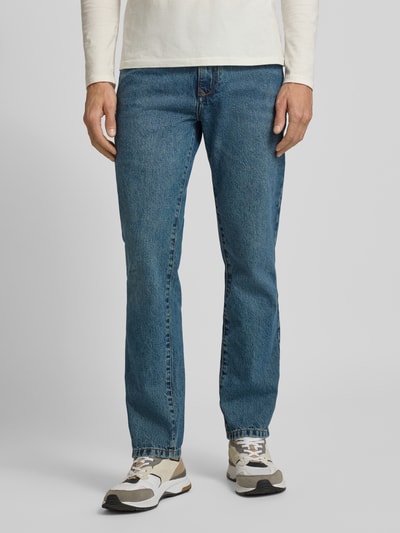 Männermodel trägt Loose Fit Jeans im 5-Pocket-Design von MCNEAL, Baumwolle, mittleres Blau, Struktur: Denim, Ganzkörperansicht von vorne.